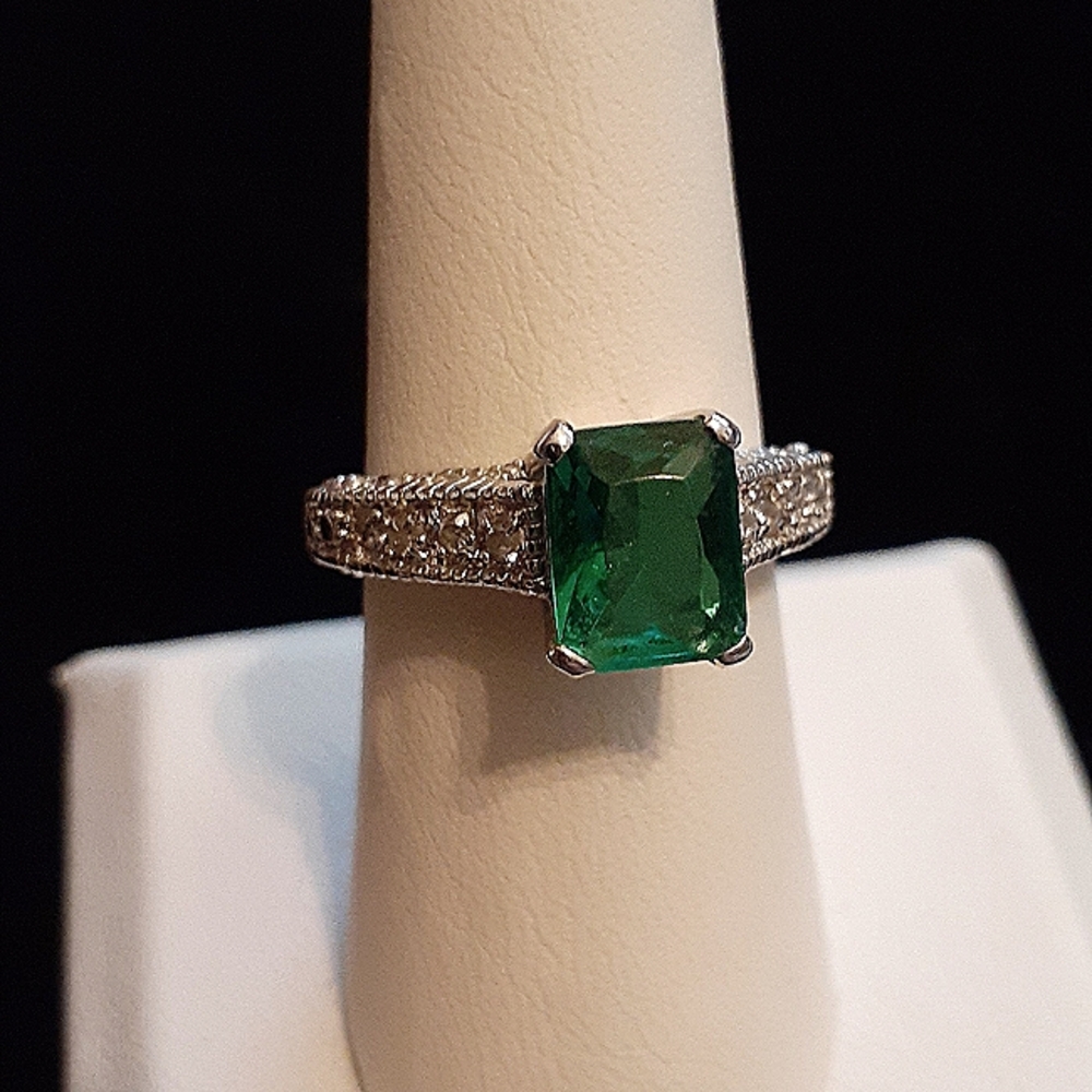 Faux emerald cz cocktail ring size 8.25